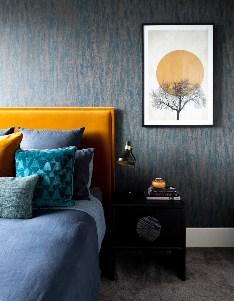 Immagine di una camera matrimoniale contemporanea di medie dimensioni con pareti blu, moquette, pavimento grigio e carta da parati