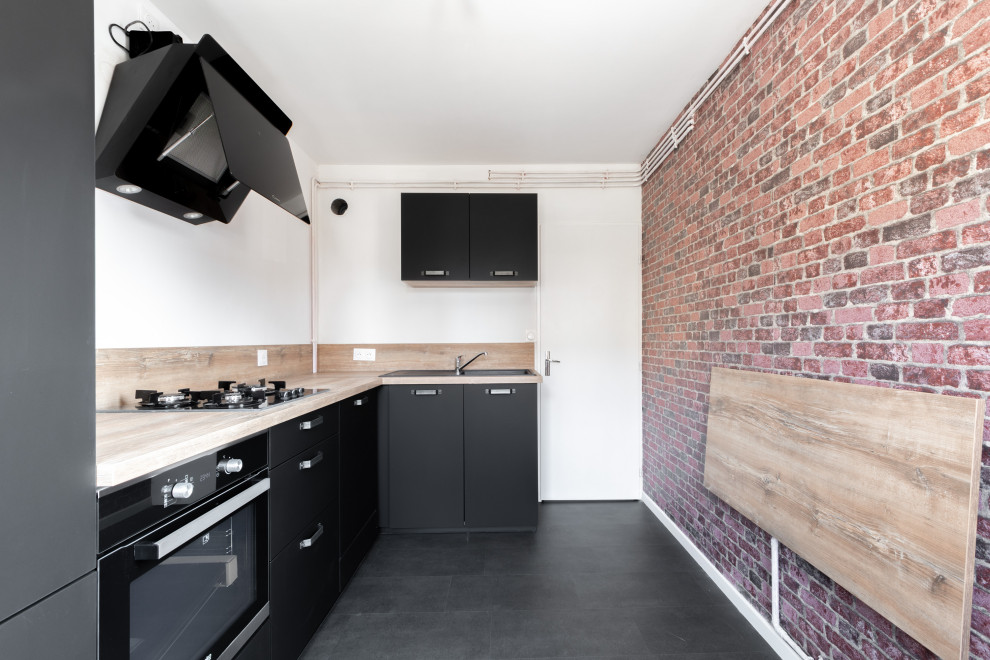 Medium sized contemporary kitchen in Lille.