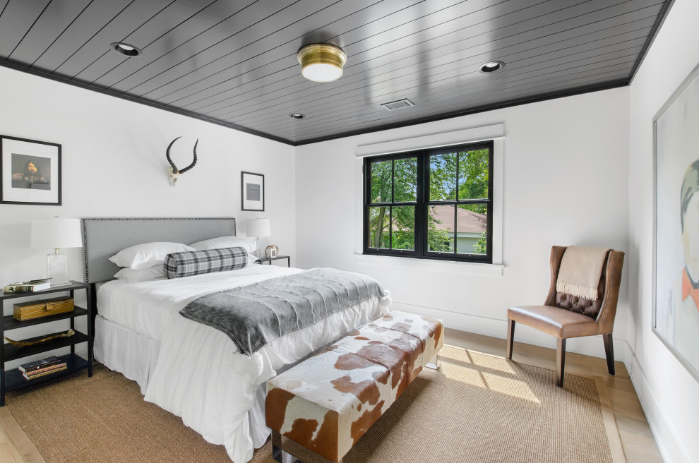 На фото: гостевая спальня среднего размера, (комната для гостей) в современном стиле с белыми стенами, светлым паркетным полом, бежевым полом и потолком из вагонки