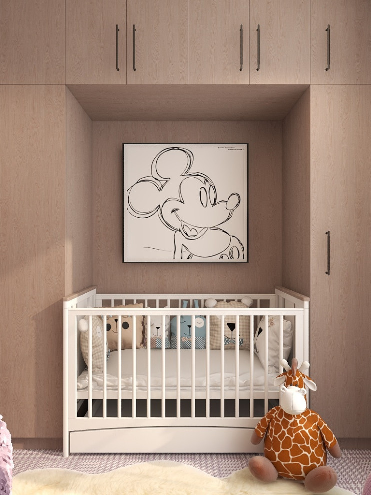На фото: маленькая комната для малыша в современном стиле с разноцветными стенами, ковровым покрытием, фиолетовым полом и обоями на стенах для на участке и в саду, девочки