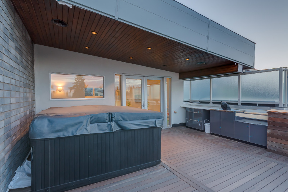Idee per una terrazza minimalista di medie dimensioni, sul tetto e sul tetto con un tetto a sbalzo e parapetto in vetro