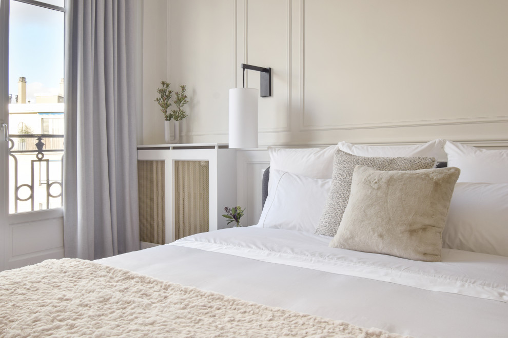 Источник вдохновения для домашнего уюта: хозяйская спальня среднего размера в классическом стиле с белыми стенами, светлым паркетным полом, бежевым полом и панелями на стенах без камина