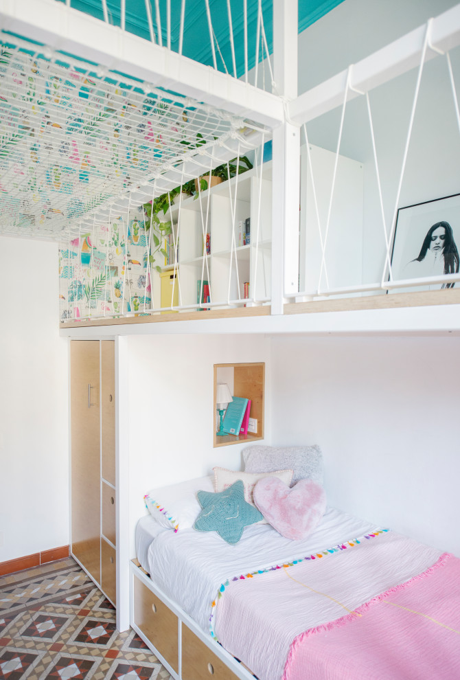 На фото: маленькая нейтральная детская в стиле фьюжн с спальным местом, разноцветными стенами, полом из керамической плитки, разноцветным полом и обоями на стенах для на участке и в саду, подростка с