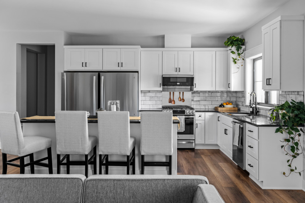 Kitchen - transitional kitchen idea in Detroit