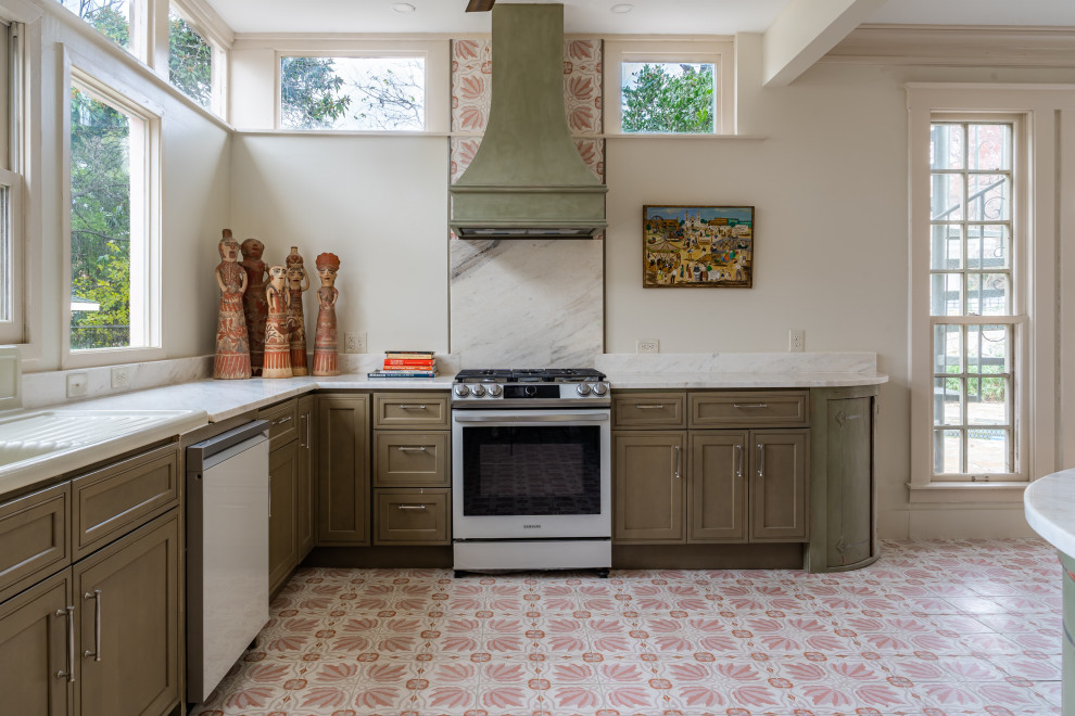 Küche mit Schrankfronten mit vertiefter Füllung, grünen Schränken, Marmor-Arbeitsplatte, Keramikboden, Kücheninsel und rosa Boden in Austin