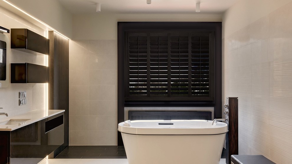 This is an example of a modern bathroom in Las Vegas.