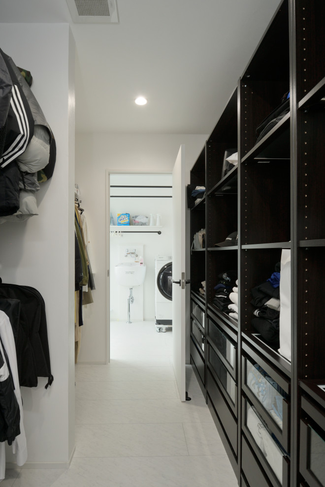 Inspiration for a large modern gender-neutral walk-in wardrobe in Tokyo Suburbs with open cabinets, black cabinets, ceramic floors and white floor.