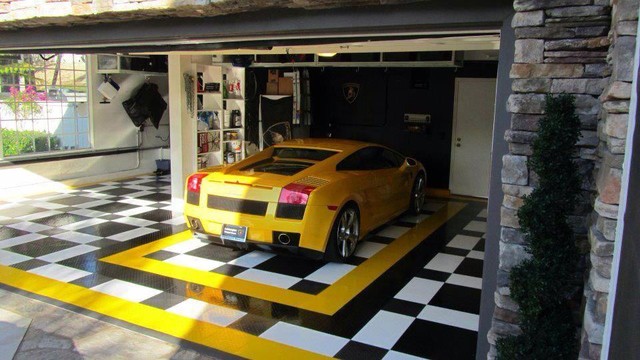 Lamborghini Garage with RaceDeck Garage Floor Tiles - Moderno - Casetas