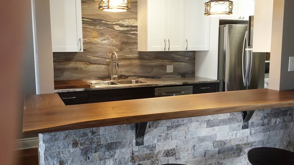 Mountain style home bar photo in Toronto