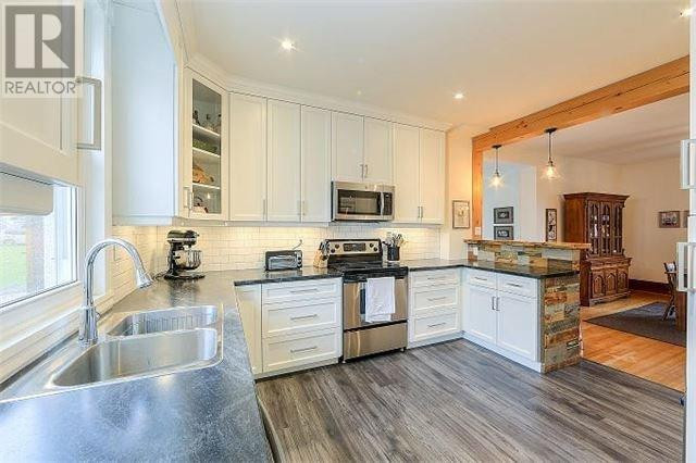 Inspiration for a transitional kitchen remodel in Vancouver