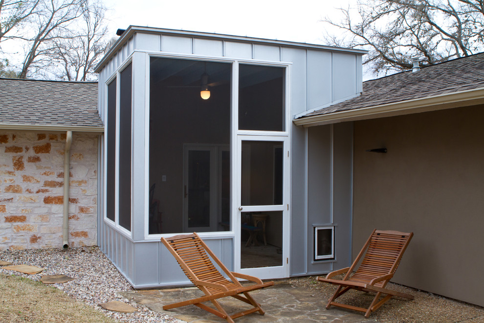 Inspiration for a contemporary backyard screened-in verandah in Austin with concrete slab.