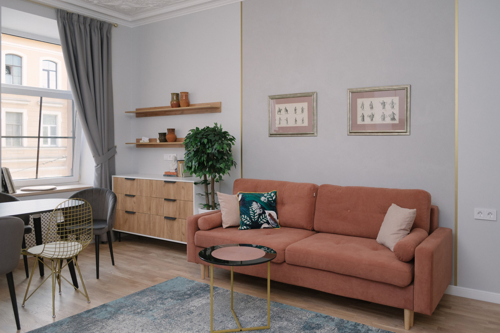 Реализация проекта в старом фонде СПб, квартира с камином.