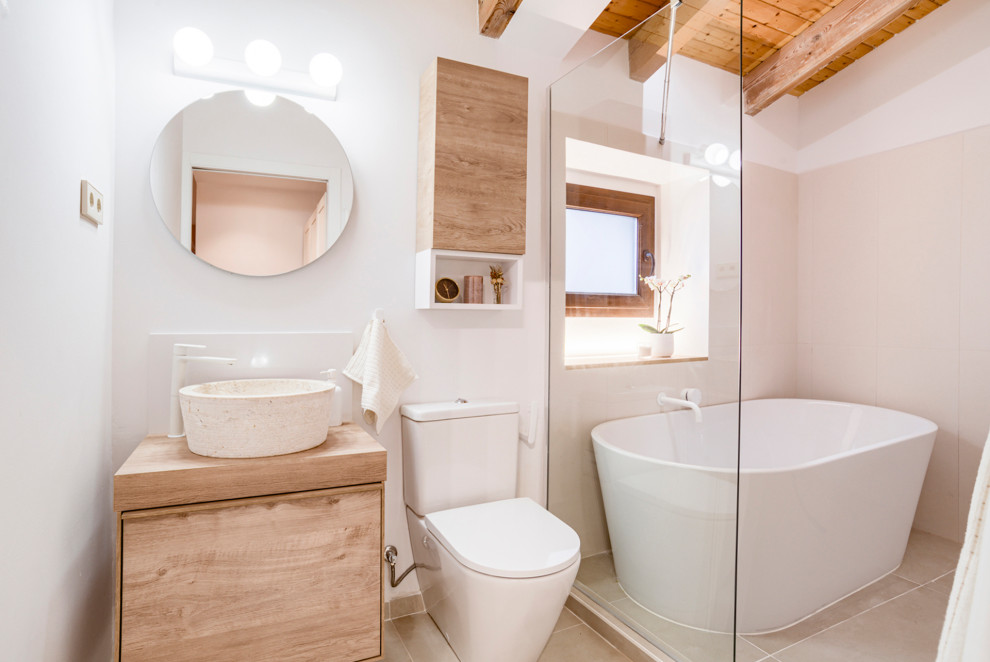 Idées déco pour une salle de bain principale et blanche et bois scandinave en bois clair de taille moyenne avec un placard à porte plane, une baignoire indépendante, un combiné douche/baignoire, WC à poser, un carrelage beige, un mur blanc, un sol en carrelage de porcelaine, une vasque, un plan de toilette en quartz modifié, un sol beige, un plan de toilette blanc, une fenêtre, meuble simple vasque, meuble-lavabo suspendu et un plafond en bois.