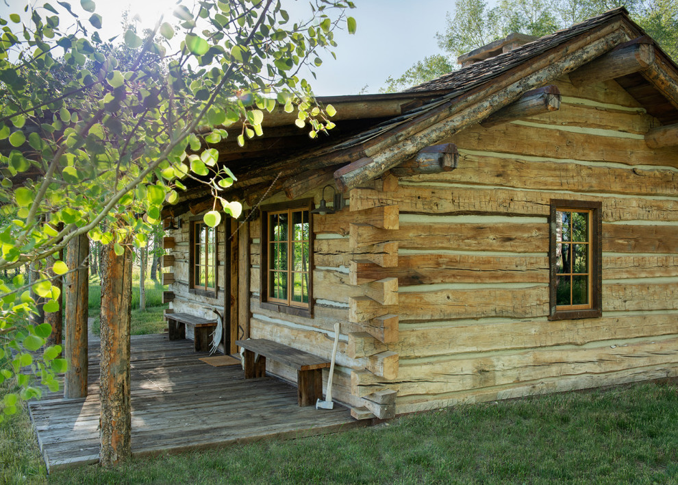 Diseño de fachada marrón y marrón rural pequeña de una planta con revestimiento de madera, tejado a dos aguas, microcasa, tejado de teja de madera y tablilla