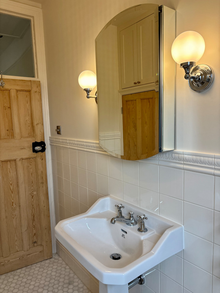 Family Bathroom, N12