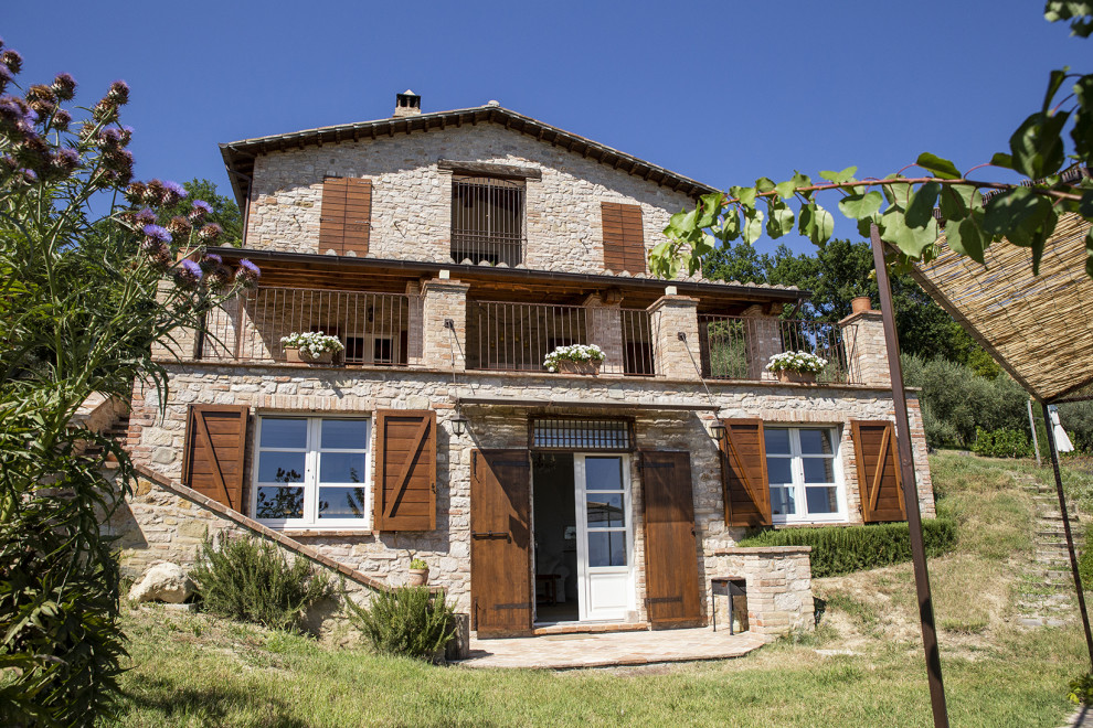 Foto della facciata di una casa rustica