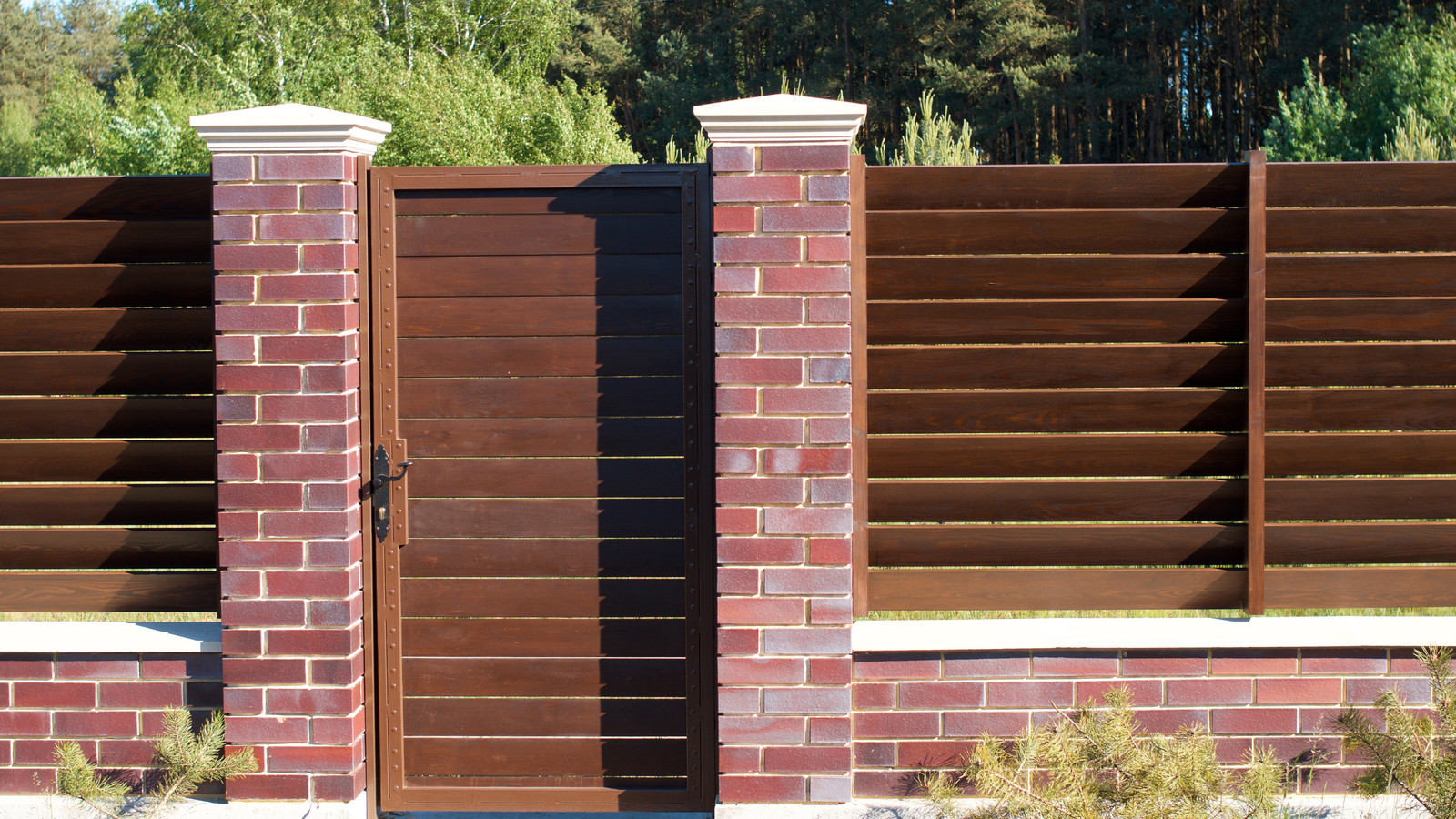 Кирпичный забор с деревянным заполнением из лиственницы