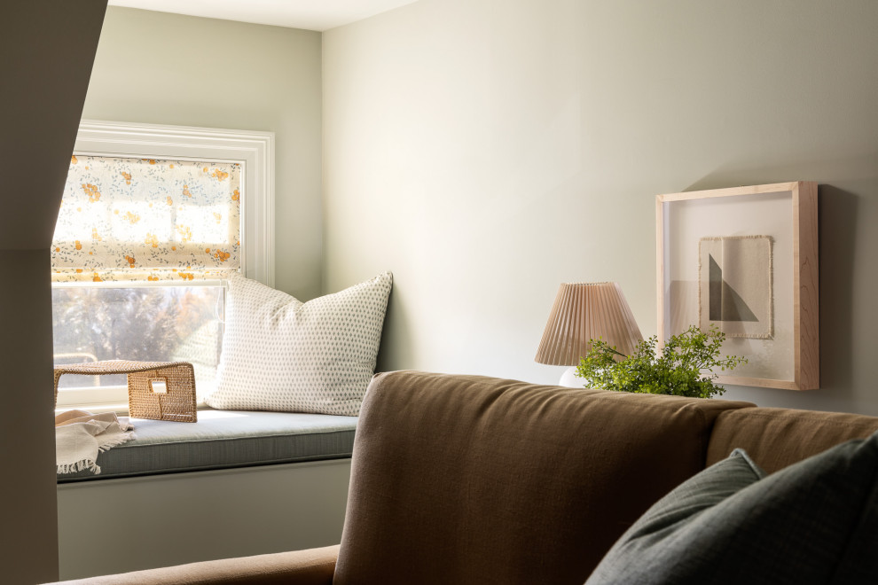 Стильный дизайн: гостевая спальня среднего размера, (комната для гостей) в стиле фьюжн с зелеными стенами, ковровым покрытием, зеленым полом и сводчатым потолком - последний тренд