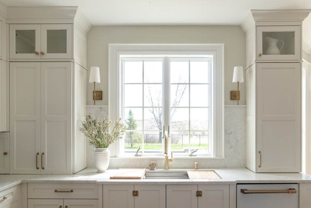 Exempel på ett mellanstort klassiskt vit vitt kök och matrum, med en undermonterad diskho, släta luckor, vita skåp, bänkskiva i kvarts, färgglada vitvaror, ljust trägolv och en köksö