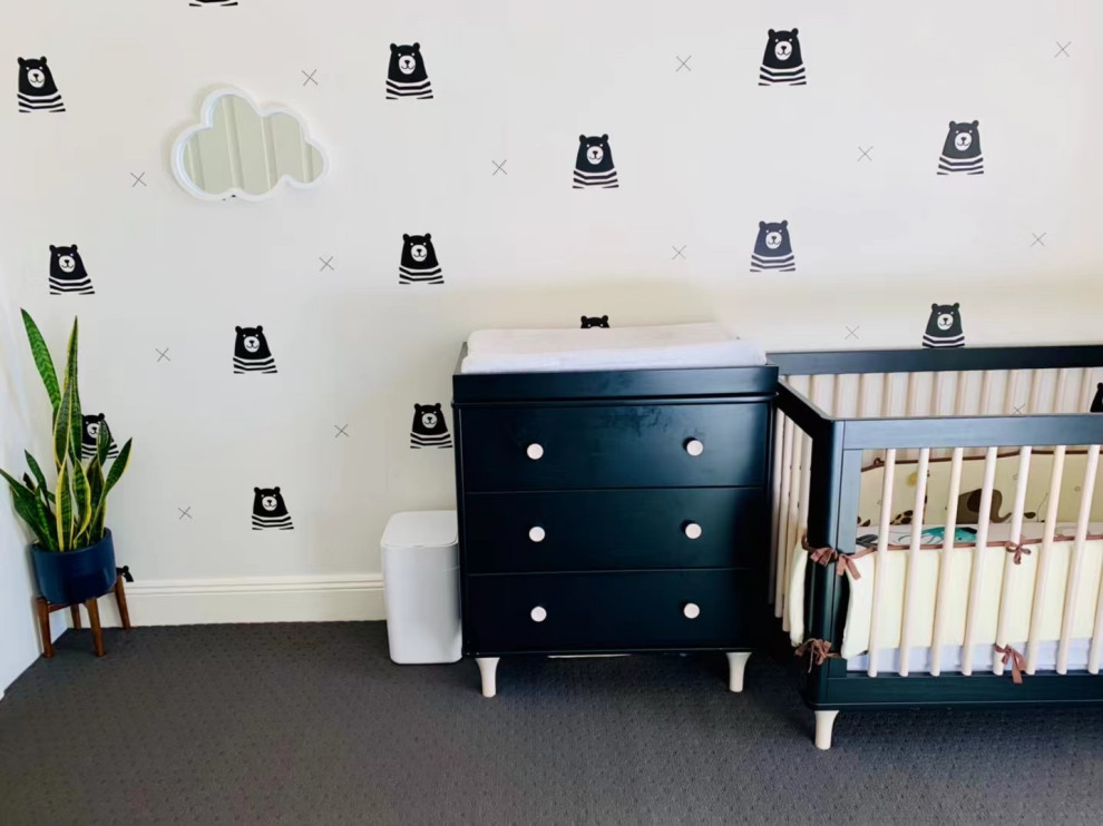 Exemple d'une petite chambre de bébé neutre moderne avec un mur jaune, moquette, un sol gris et du papier peint.
