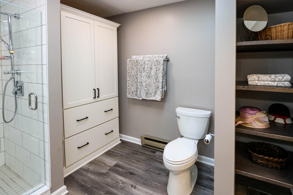 Aménagement d'une salle de bain principale classique de taille moyenne avec un placard à porte plane, des portes de placard turquoises, une douche d'angle, WC séparés, un carrelage blanc, des carreaux de porcelaine, un mur gris, un sol en vinyl, un lavabo encastré, un plan de toilette en surface solide, un sol gris, une cabine de douche à porte battante, un plan de toilette blanc, un banc de douche, meuble double vasque et meuble-lavabo sur pied.