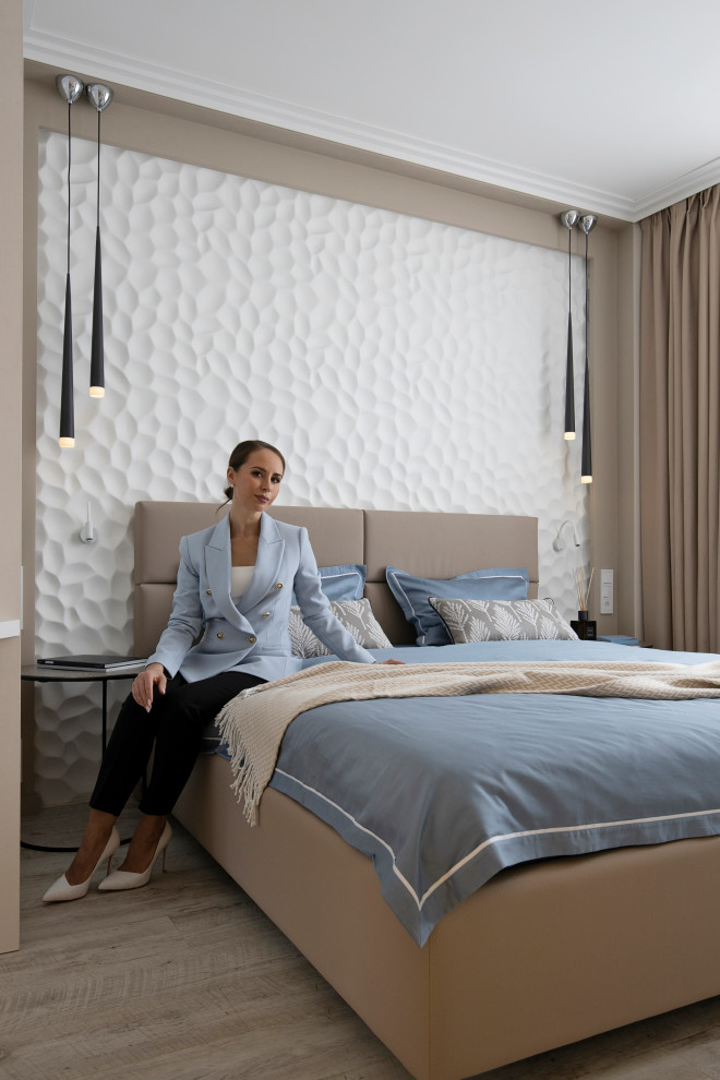 Стильный дизайн: хозяйская спальня среднего размера в современном стиле с белыми стенами, полом из винила, бежевым полом, многоуровневым потолком, панелями на части стены и акцентной стеной - последний тренд