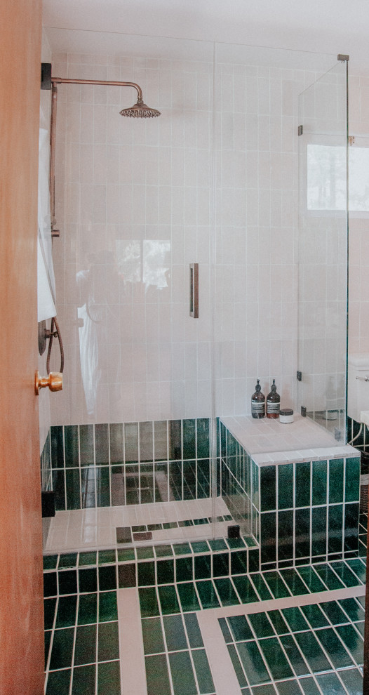 Пример оригинального дизайна: ванная комната среднего размера в стиле ретро с открытым душем, розовой плиткой, полом из керамической плитки и зеленым полом