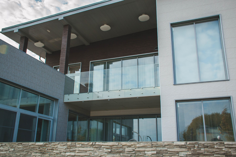 Дом в современном стиле с консольной лестницей