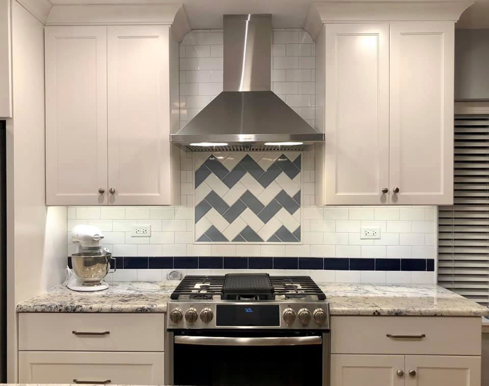 Transitional kitchen photo in Chicago