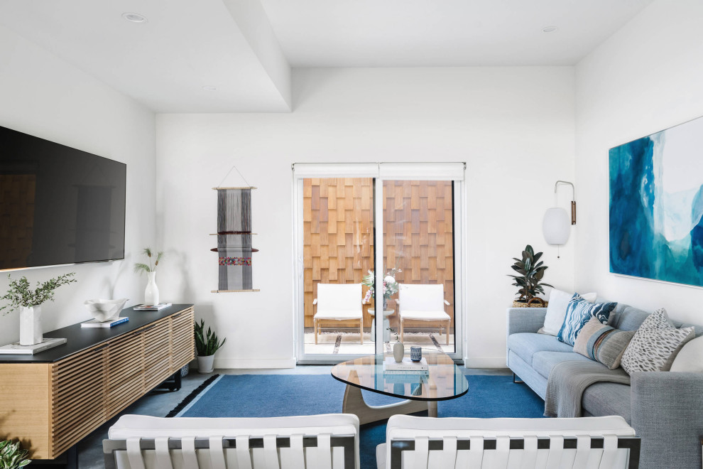 На фото: парадная, изолированная гостиная комната среднего размера в стиле модернизм с телевизором на стене без камина