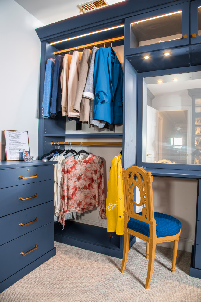 Imagen de vestidor unisex clásico renovado grande con armarios con paneles lisos, puertas de armario azules, moqueta y suelo beige