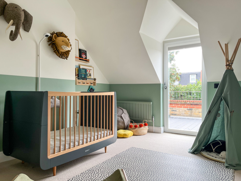 Foto de habitación de bebé neutra moderna de tamaño medio con paredes verdes, moqueta, suelo beige y papel pintado