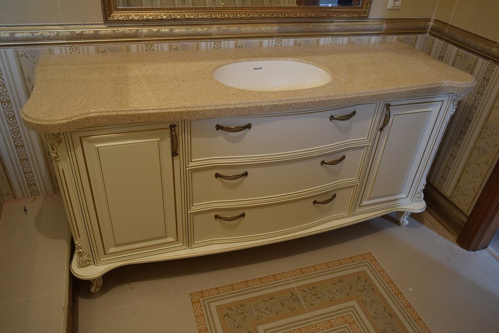 Тумба с мойкой в санузел в классическом стиле