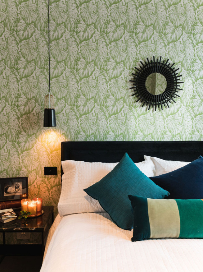 Imagen de dormitorio principal exótico pequeño con paredes verdes