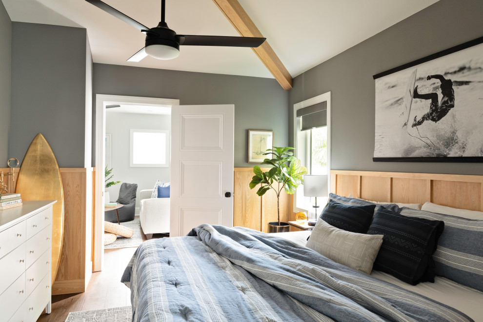 На фото: спальня в морском стиле с серыми стенами, паркетным полом среднего тона, коричневым полом, балками на потолке и панелями на стенах