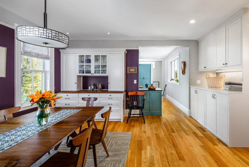 Ispirazione per una sala da pranzo vittoriana di medie dimensioni con pareti viola, pavimento in legno massello medio e pavimento marrone