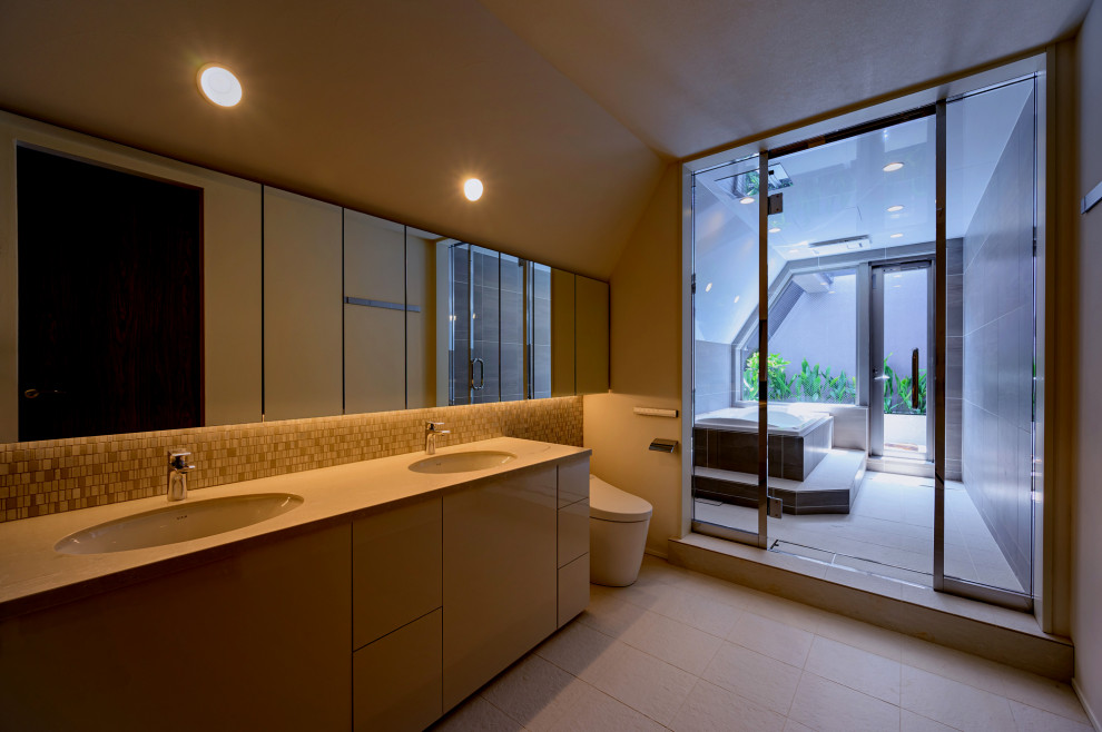 Aménagement d'une salle de bain moderne avec un bain bouillonnant, des carreaux de porcelaine, un mur beige, un sol en carrelage de céramique et un sol beige.