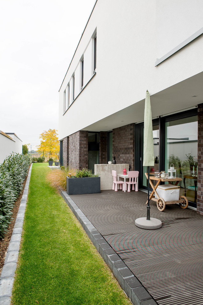 Haus mit Mix-Fassade, weißer Fassadenfarbe und Flachdach in Dusseldorf