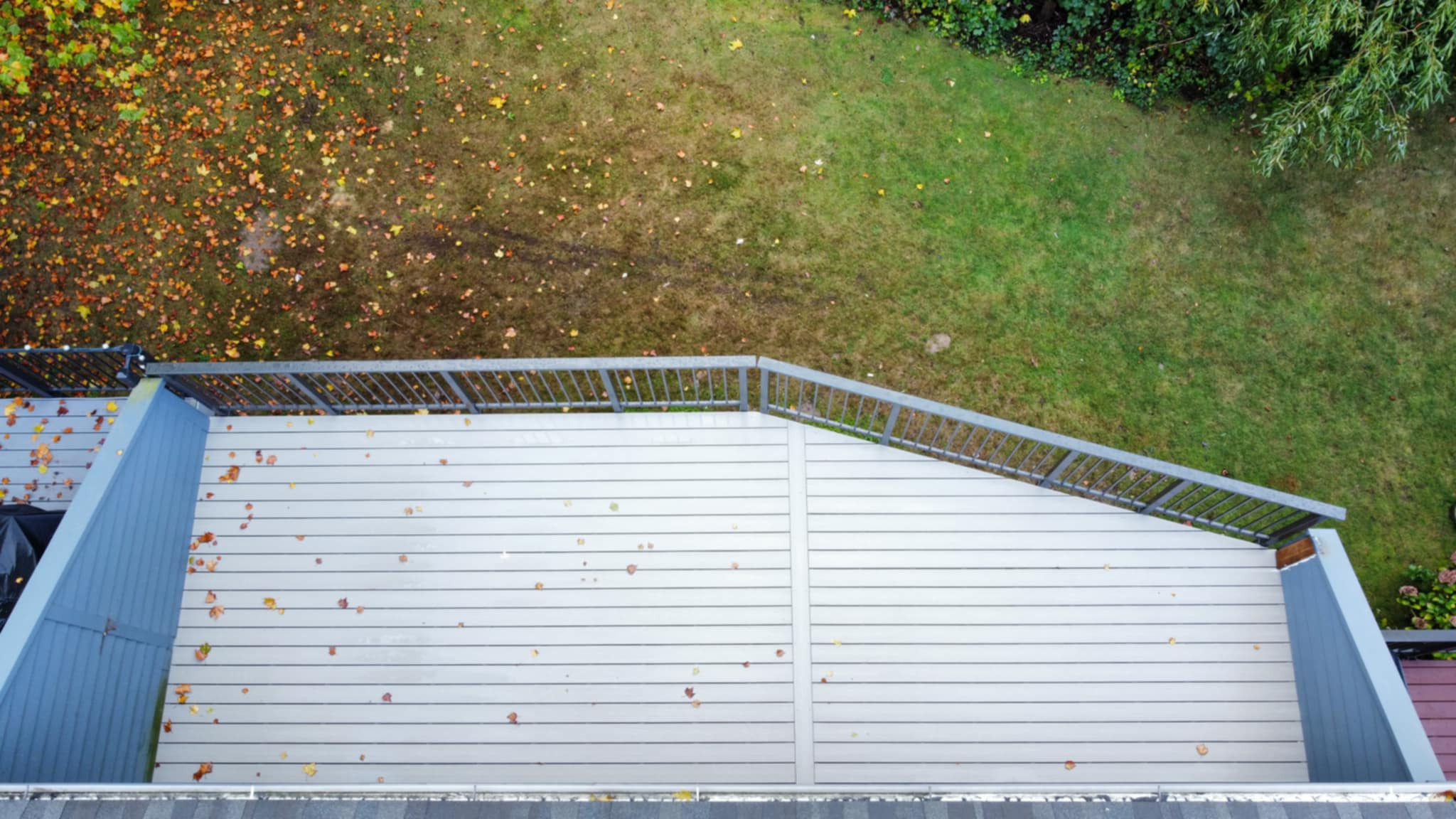 Trex Foggy Wharf with bronze aluminum railing