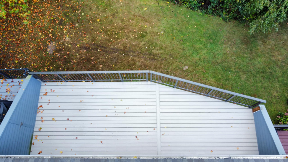Trex Foggy Wharf with bronze aluminum railing