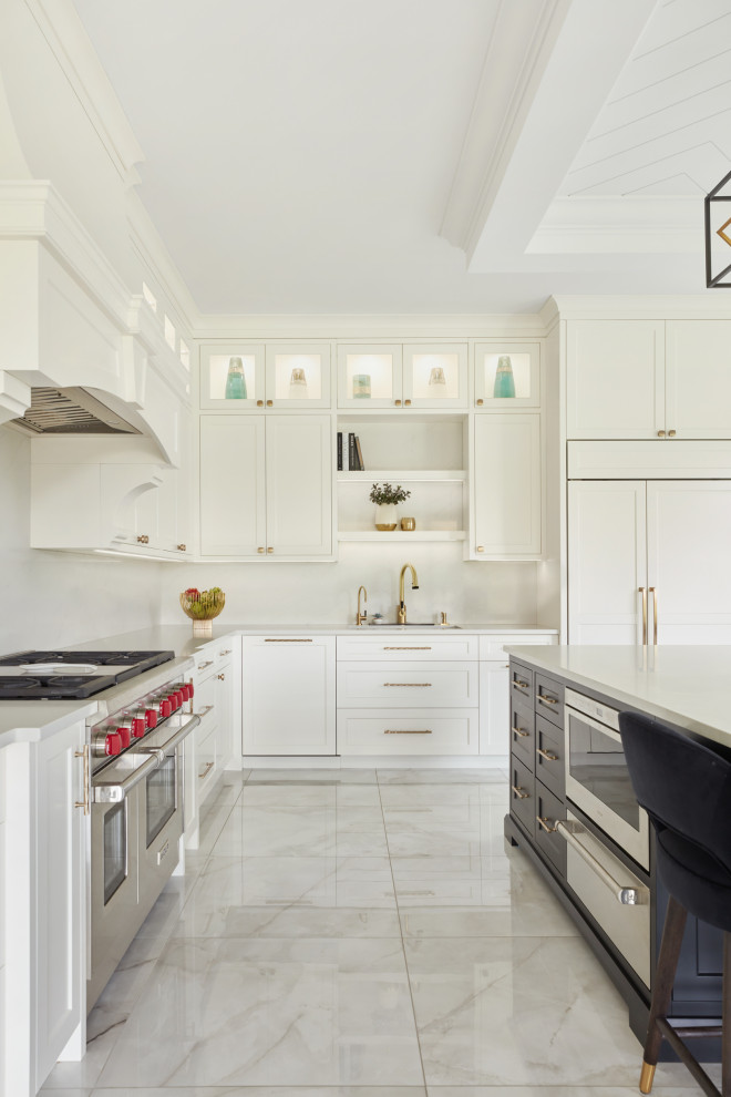 Idéer för mellanstora vintage vitt kök, med en undermonterad diskho, släta luckor, vita skåp, bänkskiva i kvarts, vitt stänkskydd, integrerade vitvaror, klinkergolv i porslin, en köksö och vitt golv