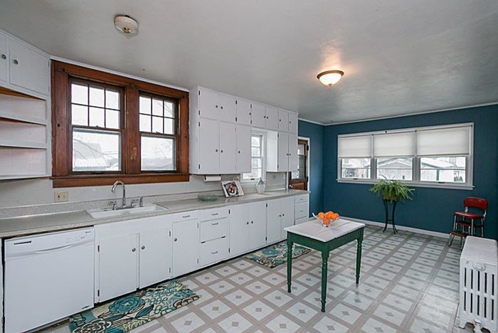 Example of a transitional kitchen design in Cedar Rapids