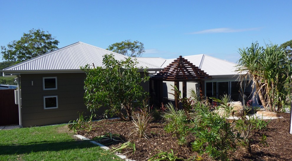 Asian one-storey beige exterior in Sunshine Coast with concrete fiberboard siding.