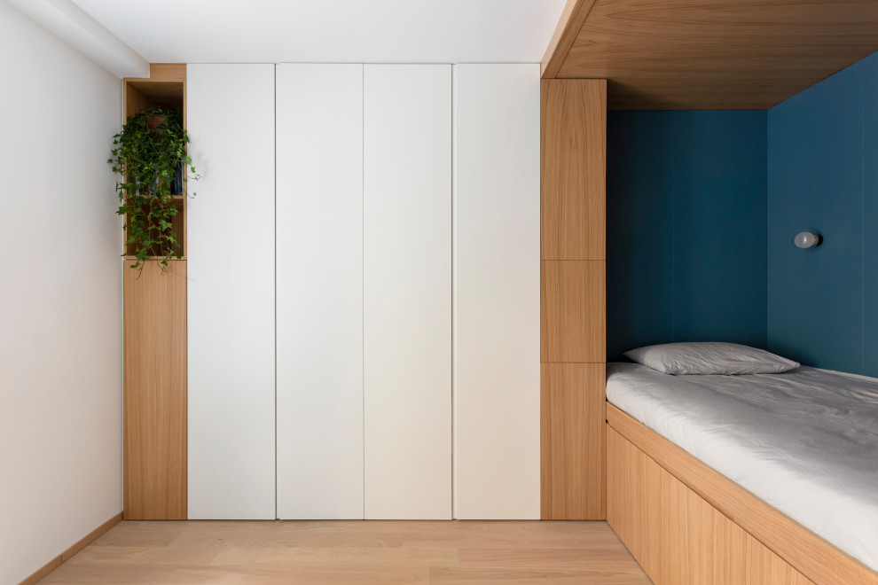 Свежая идея для дизайна: маленькая спальня в восточном стиле с синими стенами, светлым паркетным полом, деревянным потолком и панелями на части стены для на участке и в саду - отличное фото интерьера