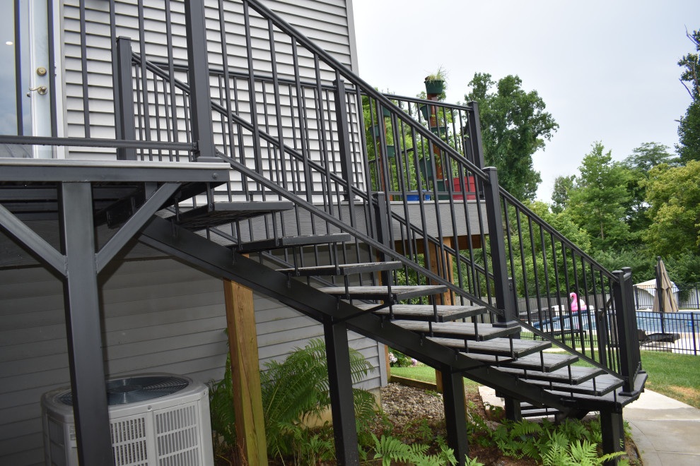 Свежая идея для дизайна: большая угловая металлическая лестница в стиле неоклассика (современная классика) с металлическими ступенями и металлическими перилами - отличное фото интерьера