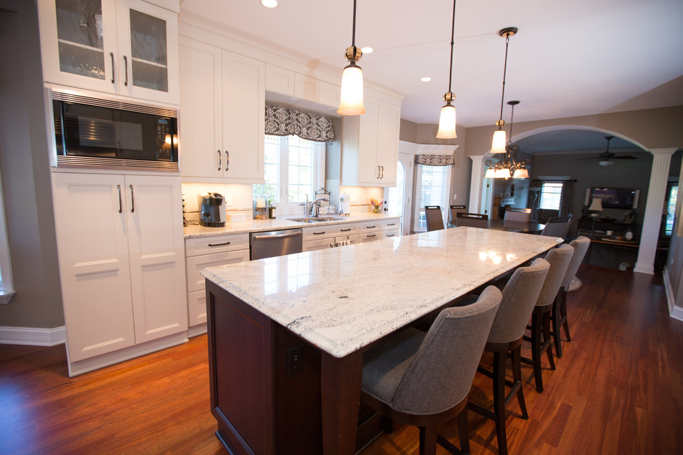 Example of a transitional kitchen design in Chicago
