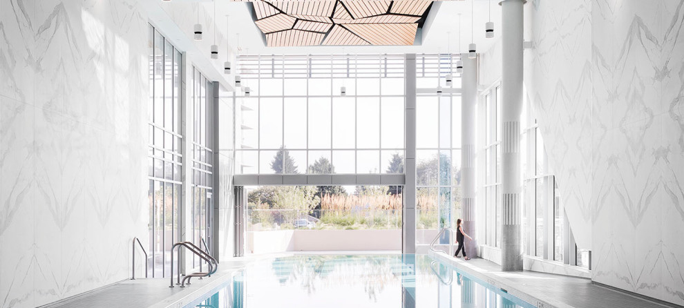 Esempio di un'ampia piscina coperta fuori terra contemporanea personalizzata con una dépendance a bordo piscina