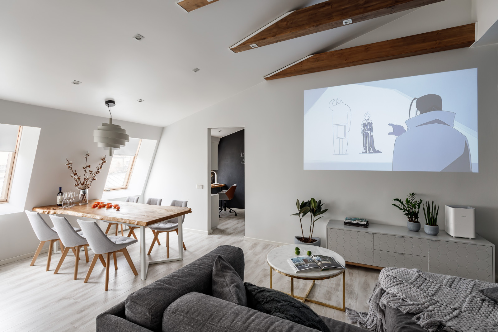 Белая мансардная квартира в историческом центре Петербурга