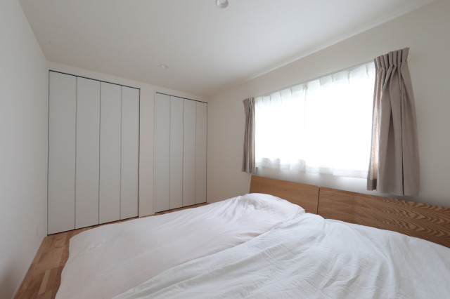 北欧風でシンプルな寝室 skandinavisch-schlafzimmer