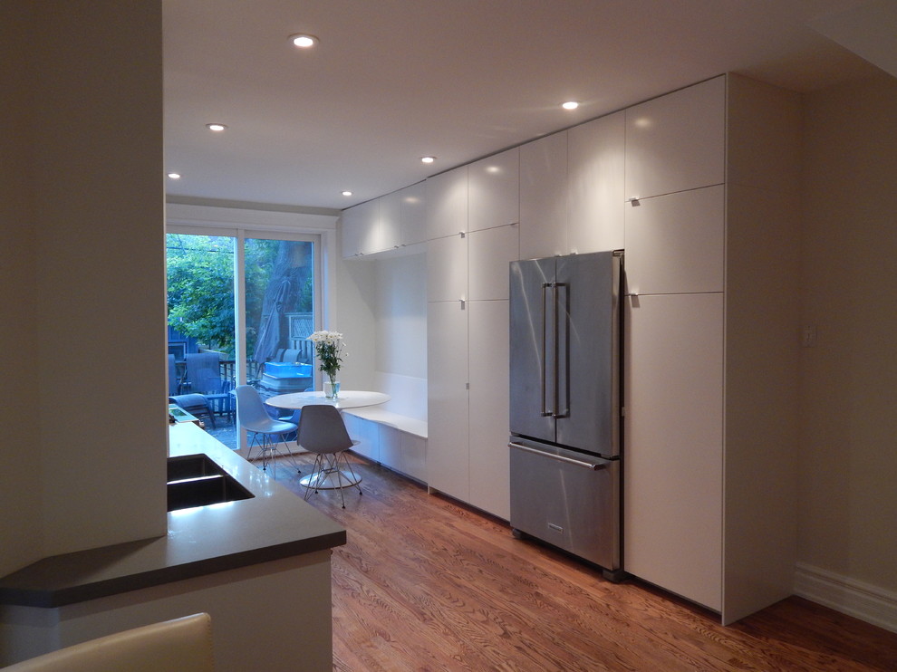 Example of a minimalist kitchen design in Toronto